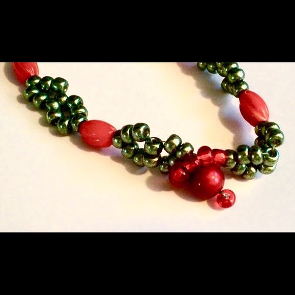 Red and green glass bead bracelet - Picture 3 of 5